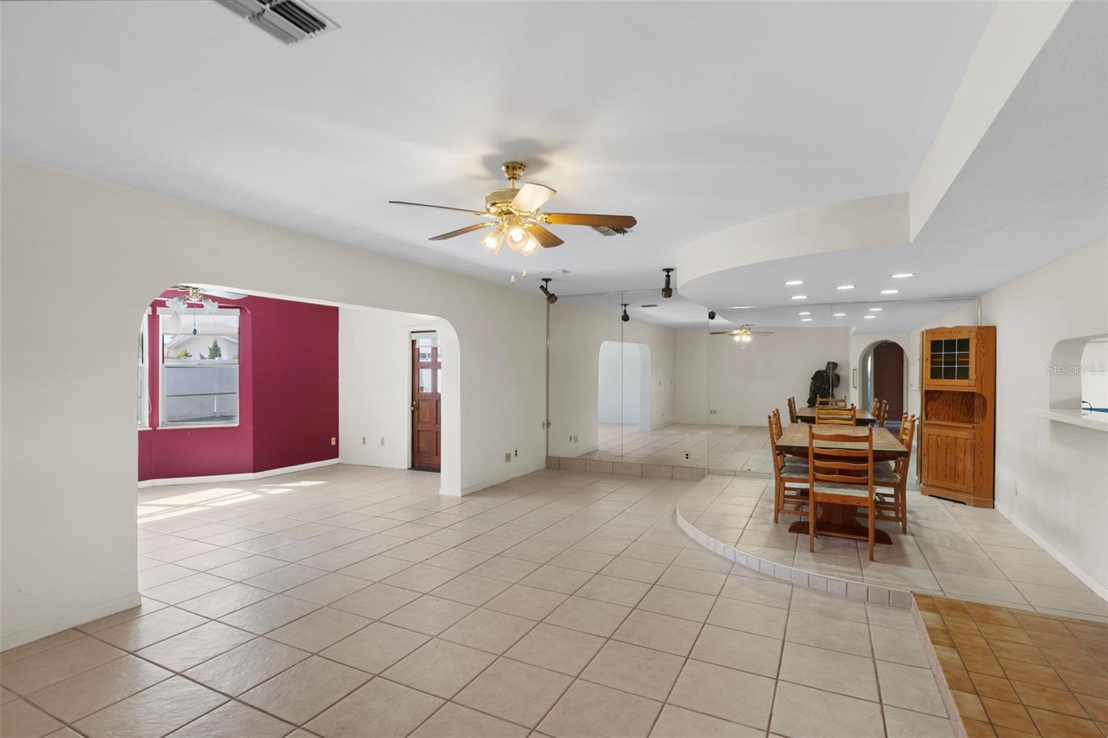 Listing photo id 2 for 1768 Harbor Circle E