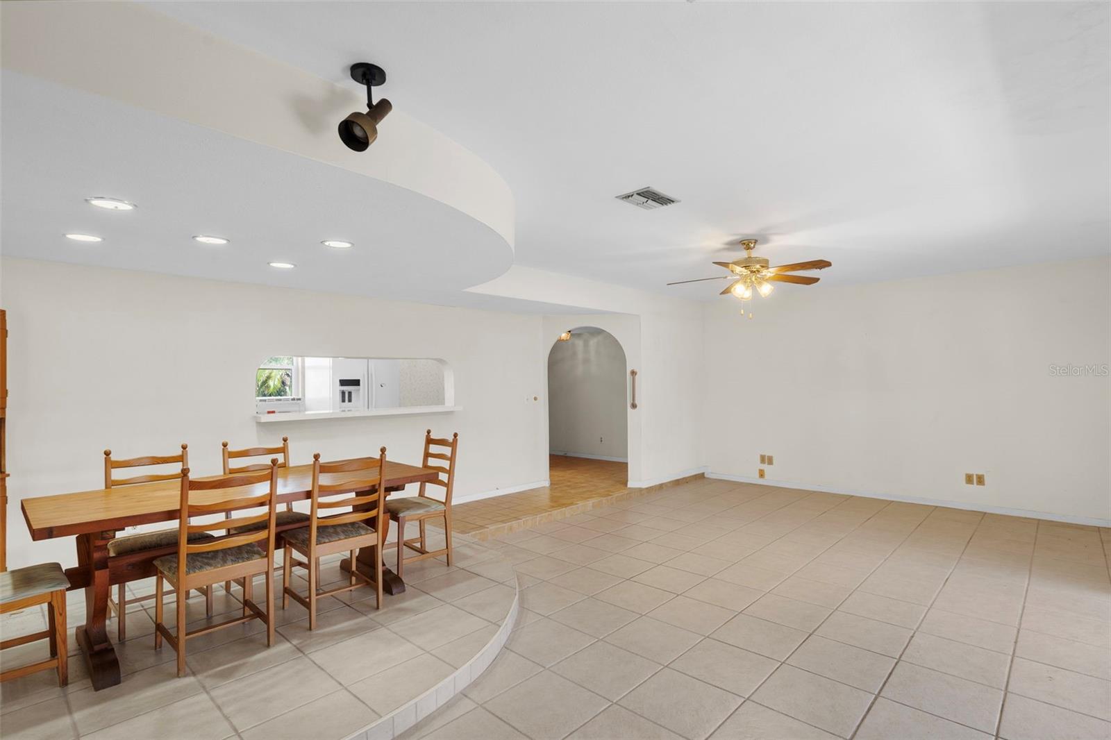 Listing photo id 3 for 1768 Harbor Circle E