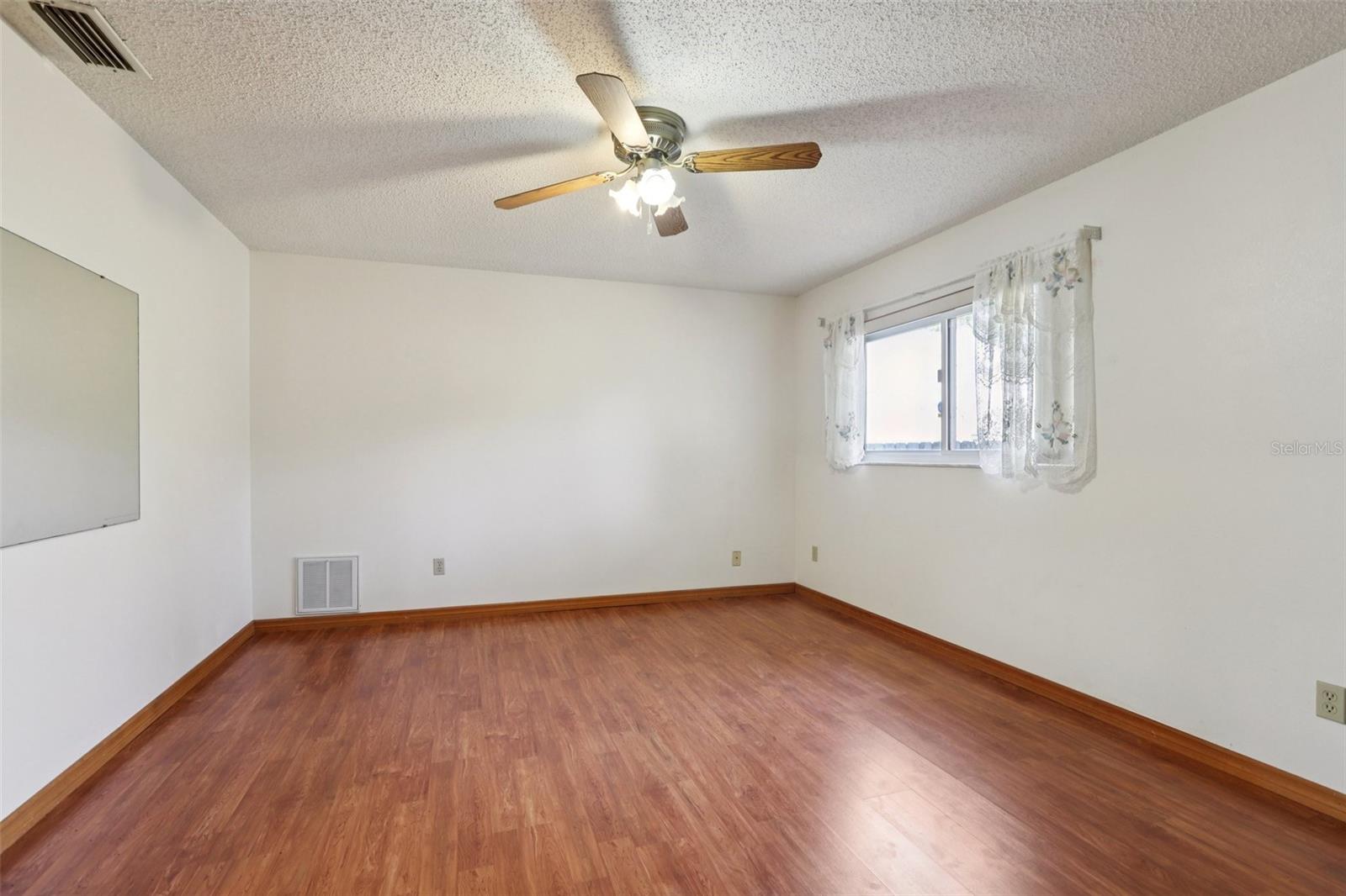 Image 23 of 42 For 1576 Ohio Avenue