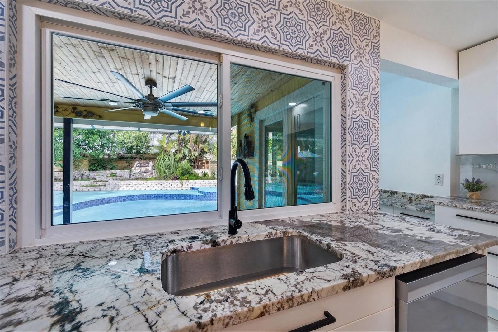 Listing photo id 13 for 1330 Belcher Drive