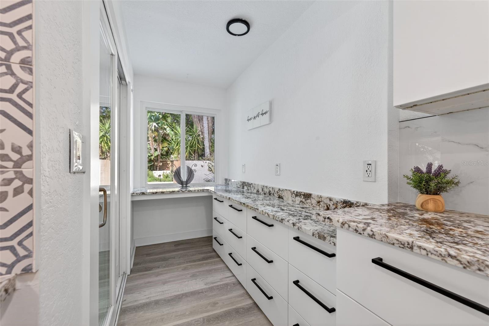 Listing photo id 14 for 1330 Belcher Drive