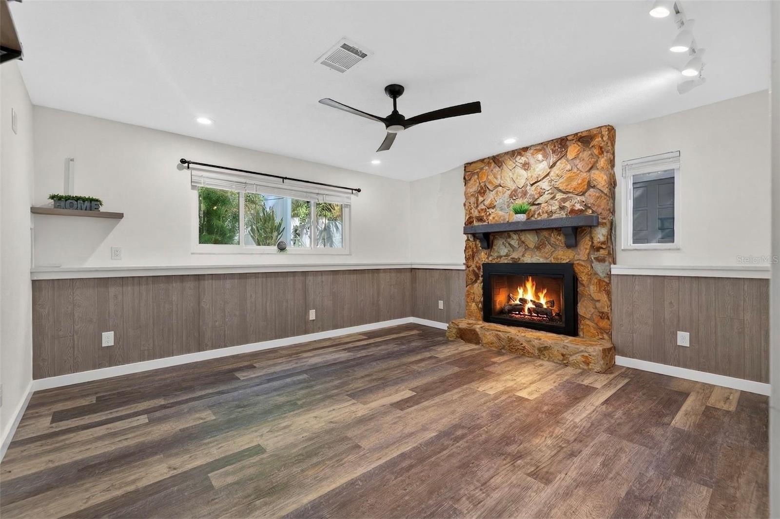 Listing photo id 19 for 1330 Belcher Drive