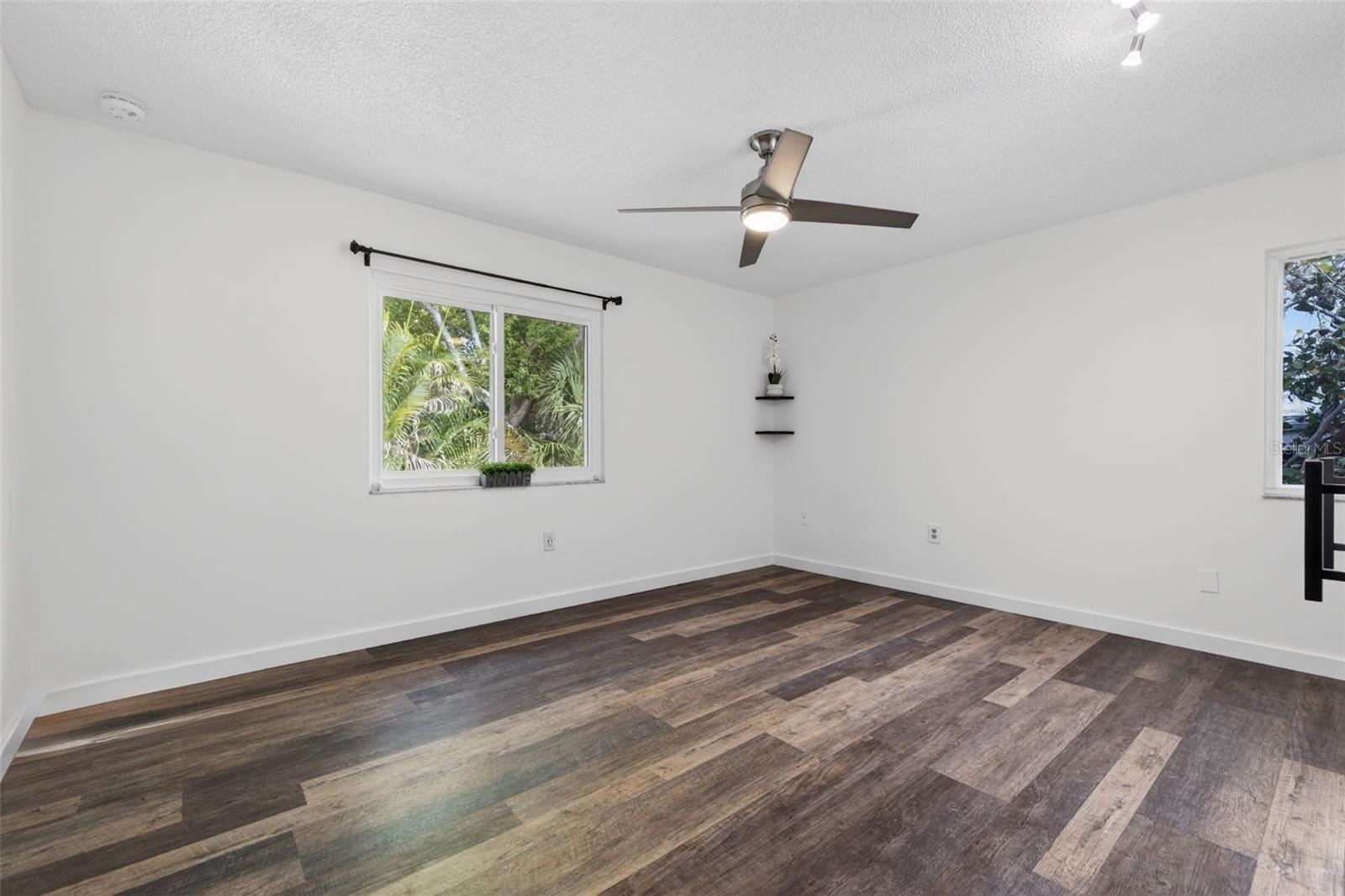 Listing photo id 20 for 1330 Belcher Drive