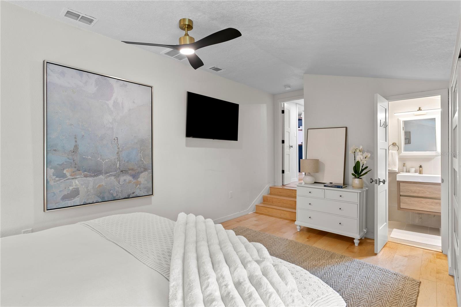 Image 29 of 50 For 735 40th Avenue N