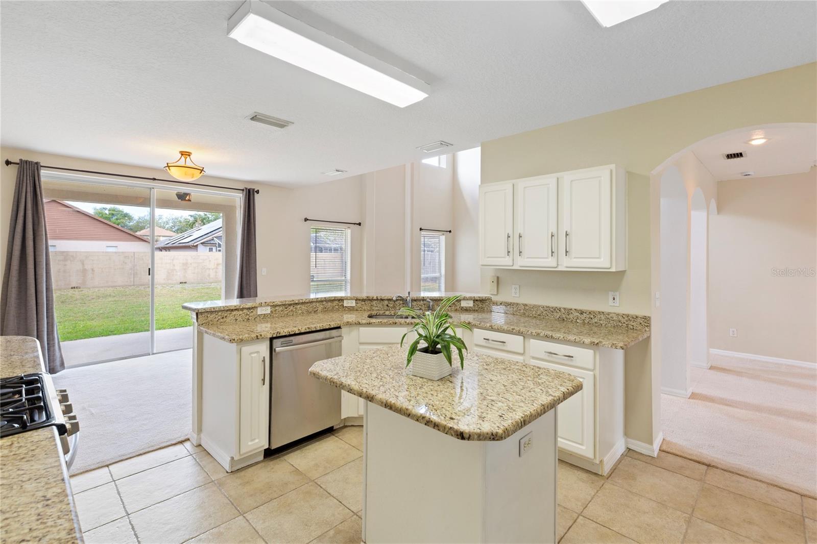 Listing photo id 8 for 1318 Hatcher Loop Drive