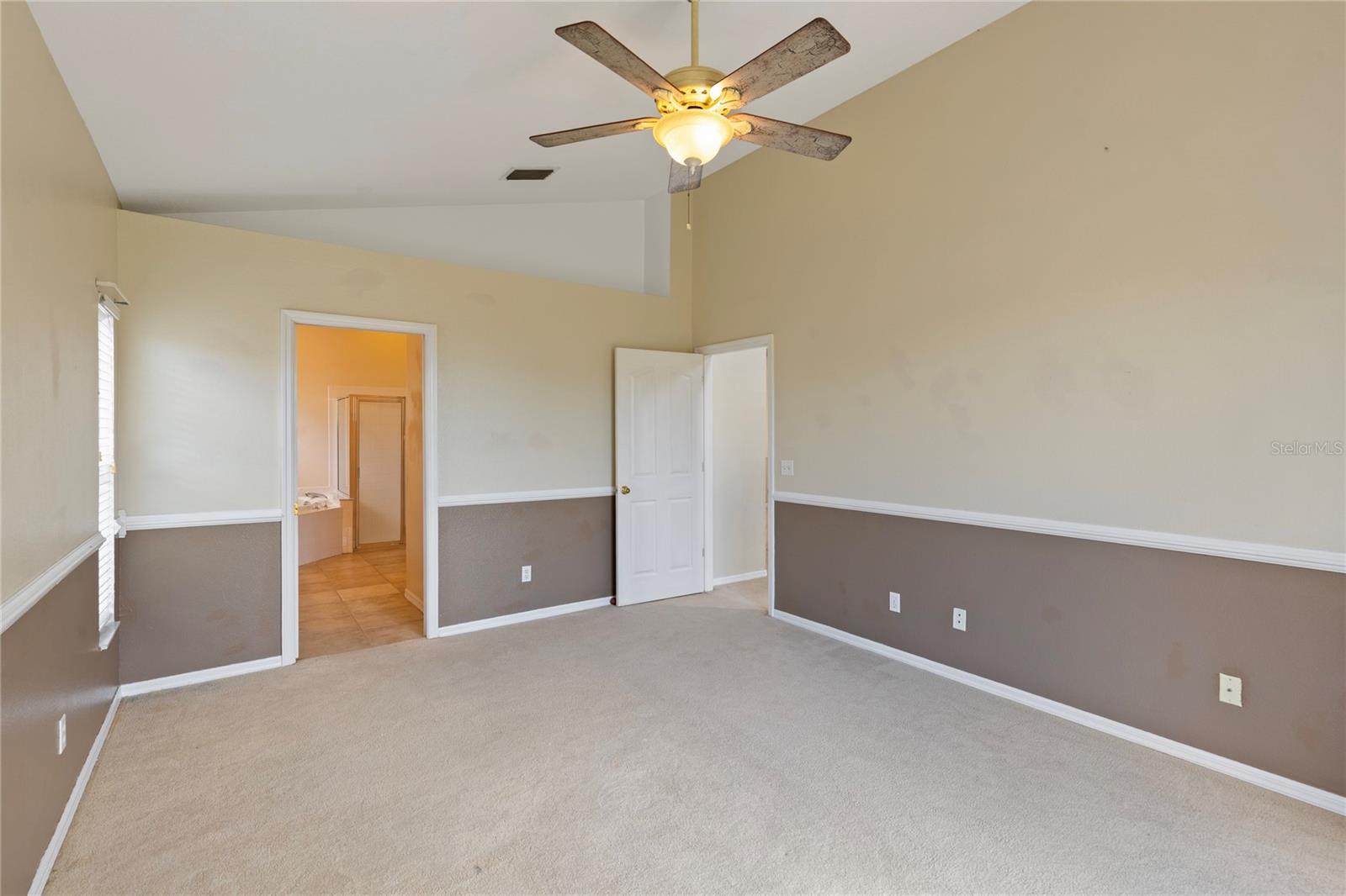 Listing photo id 12 for 1318 Hatcher Loop Drive