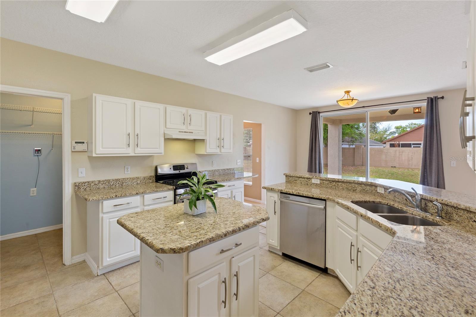 Listing photo id 7 for 1318 Hatcher Loop Drive