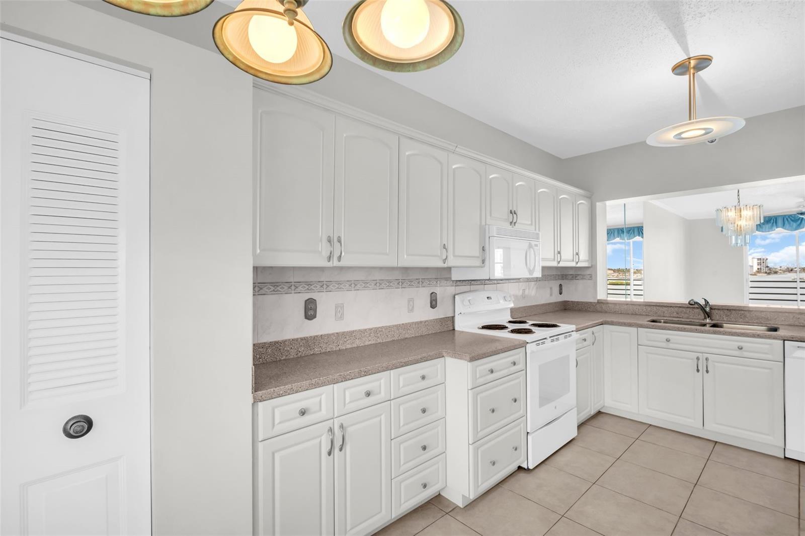 Image 8 of 41 For 7932 Sailboat Key Boulevard S 402