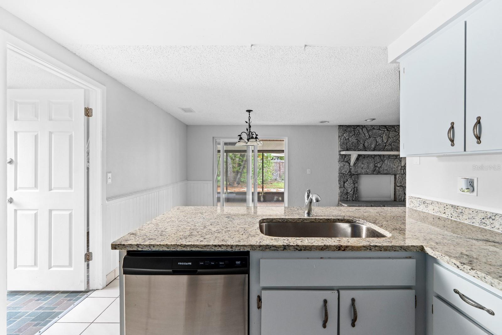 Listing photo id 8 for 3029 Cedaridge Drive