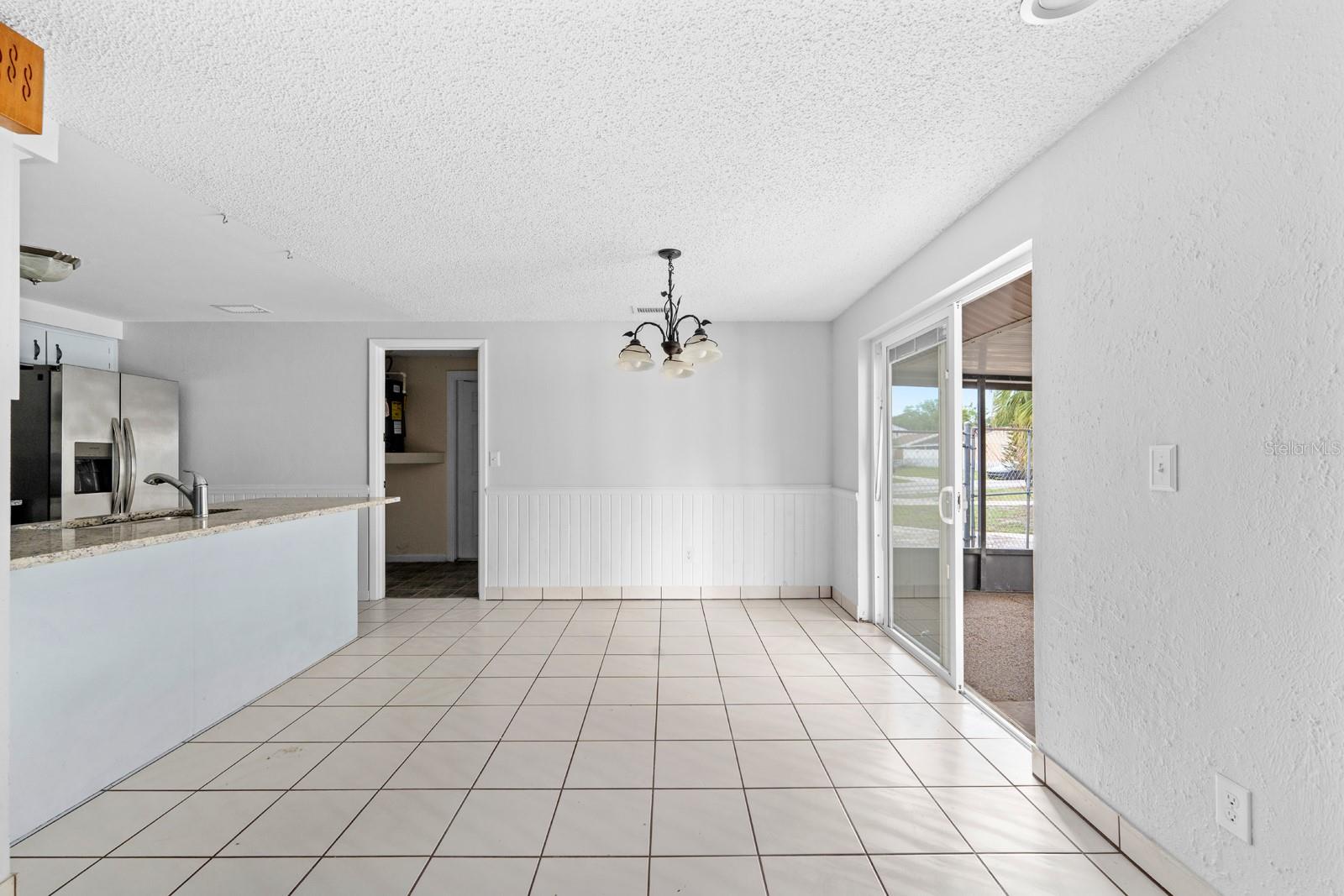 Listing photo id 4 for 3029 Cedaridge Drive