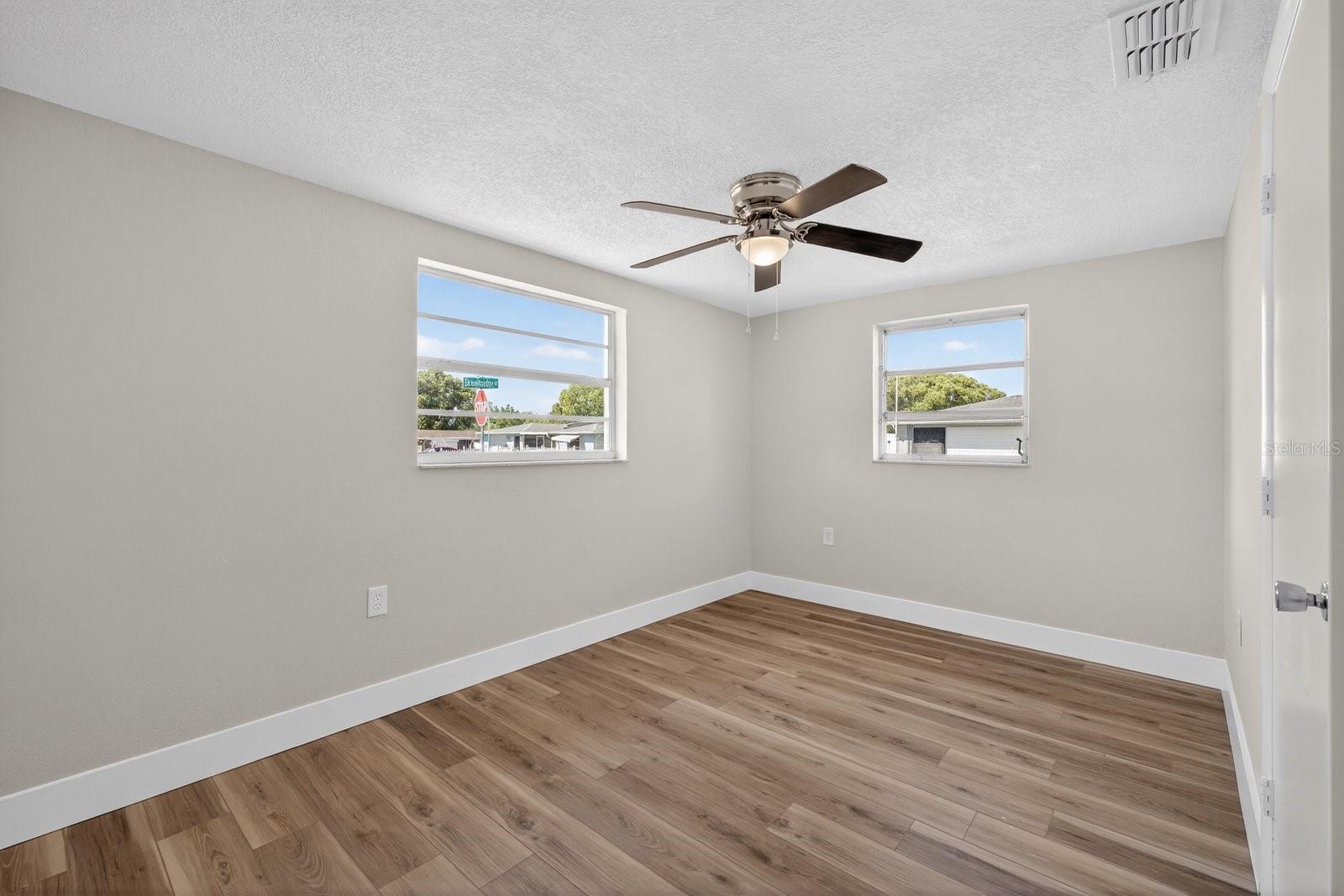 Listing photo id 18 for 7735 Brookridge Drive