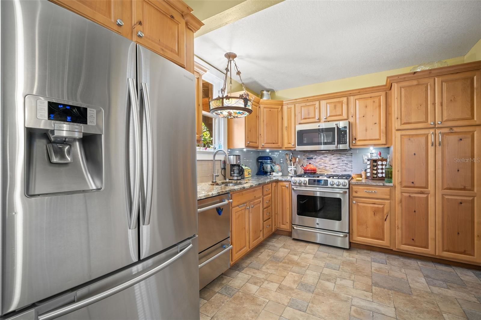 Image 11 of 49 For 1035 Robson Street