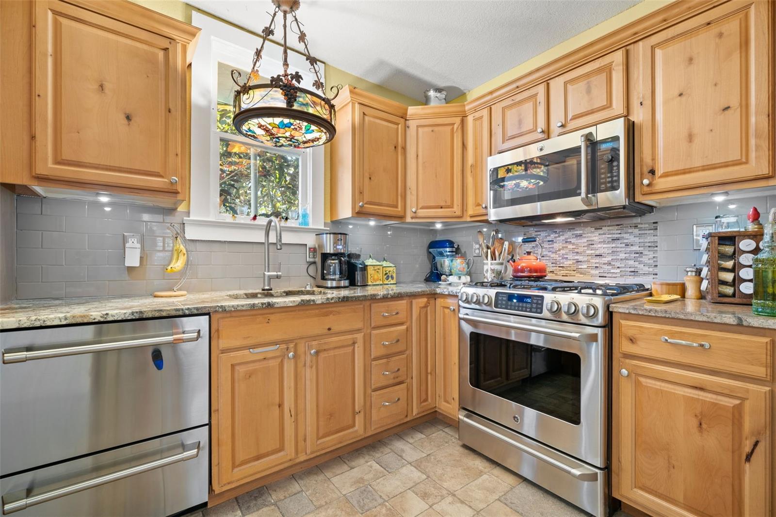 Image 12 of 49 For 1035 Robson Street