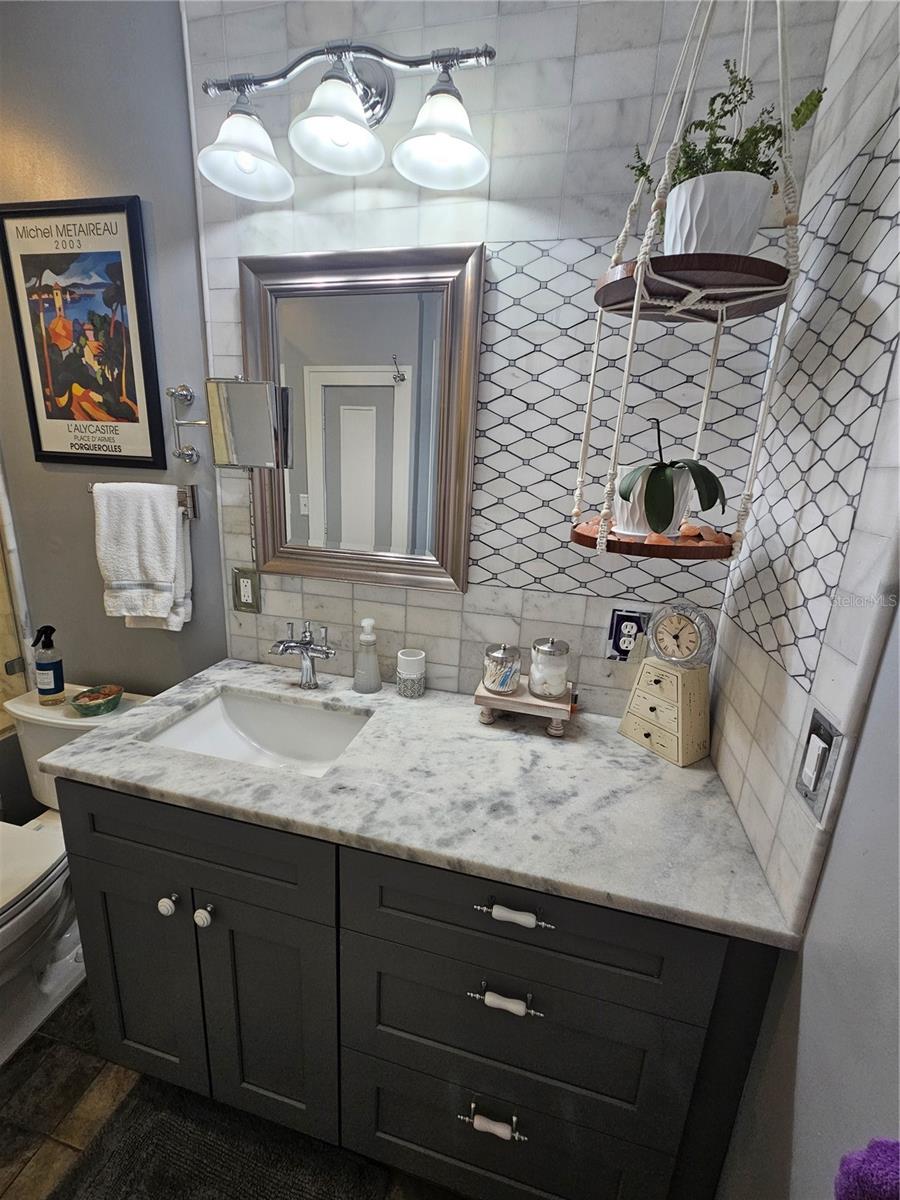 Image 40 of 49 For 1035 Robson Street