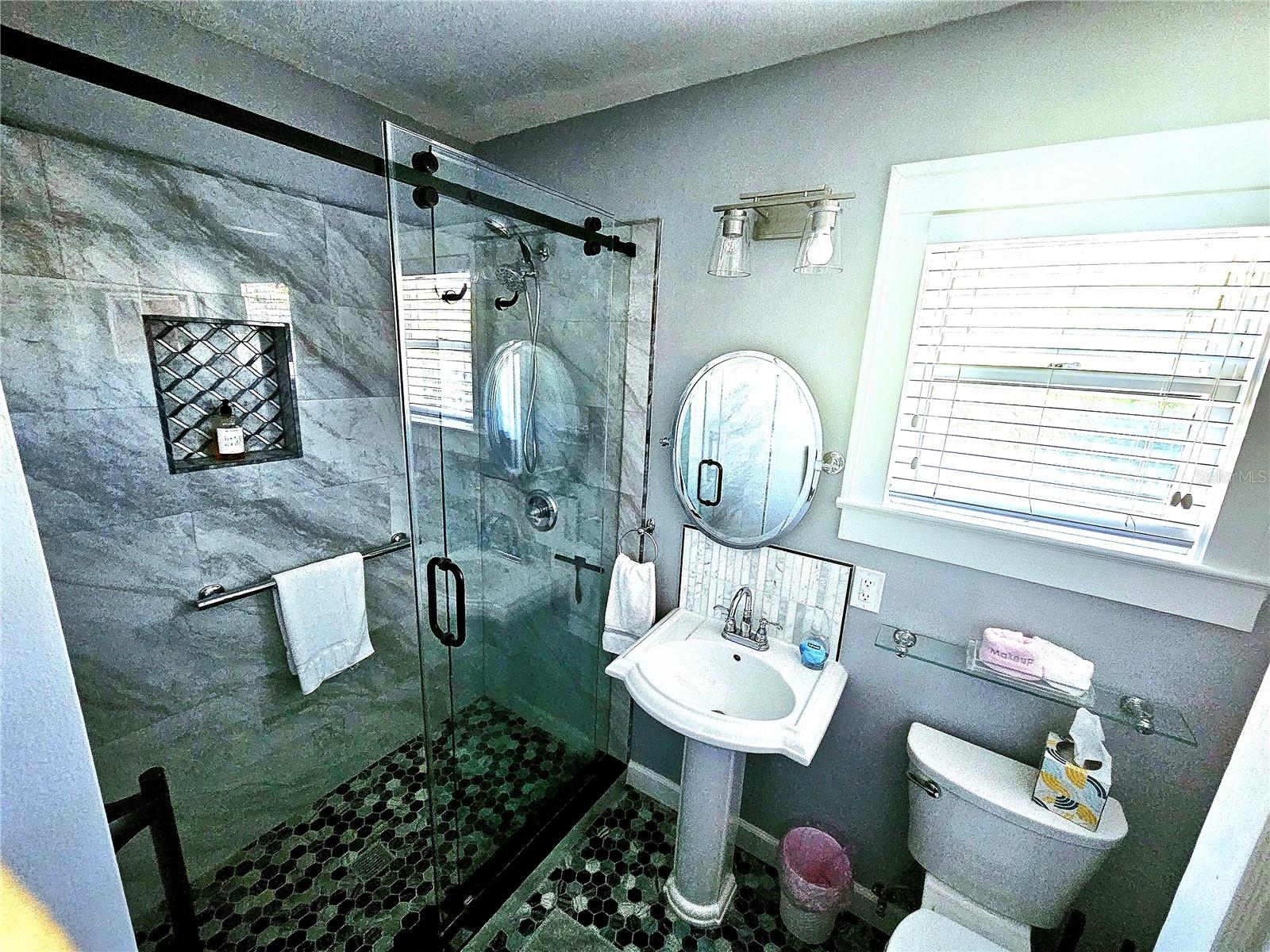 Image 42 of 49 For 1035 Robson Street