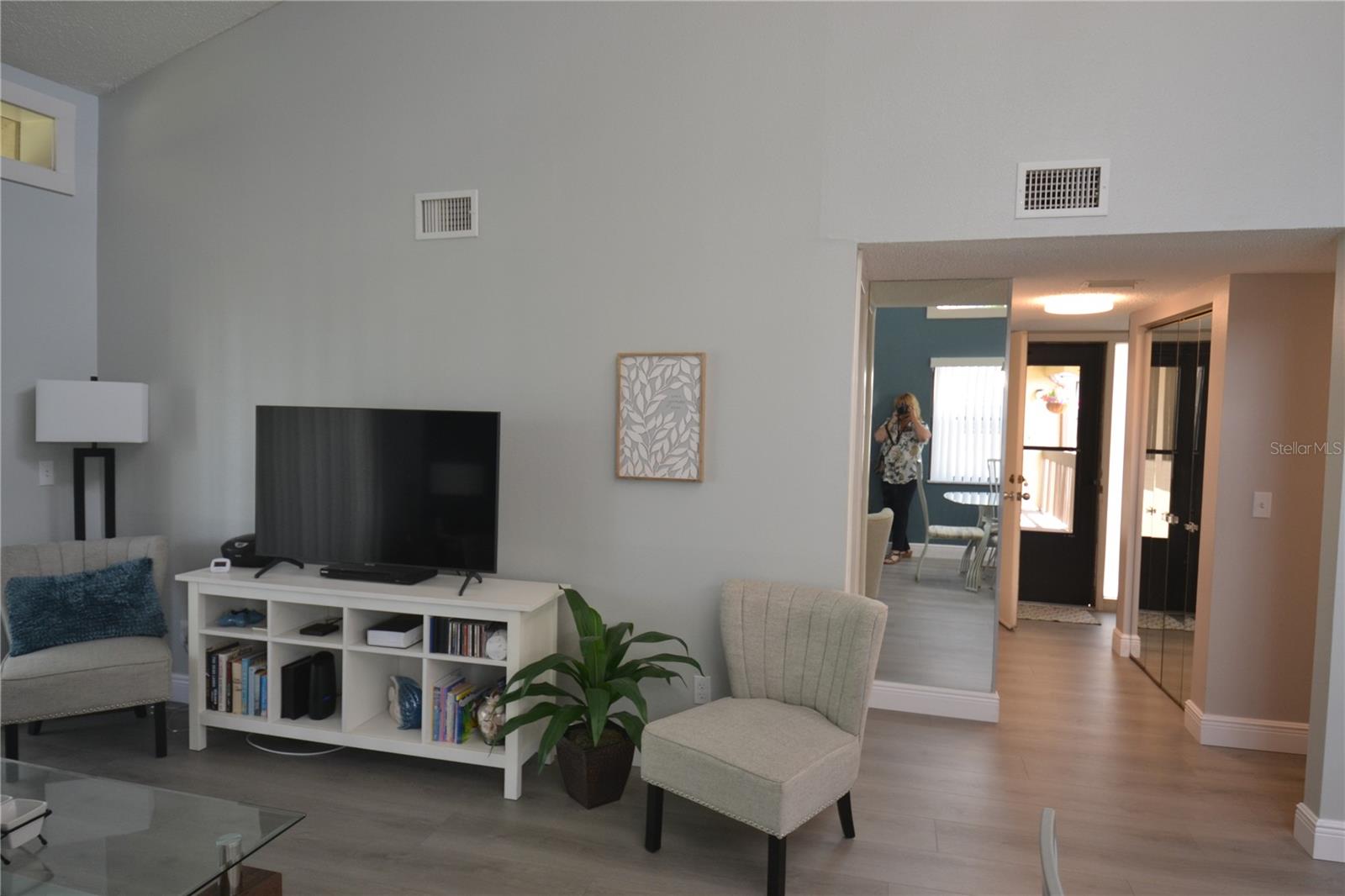 Image 17 of 43 For 284 Woodlake Wynde