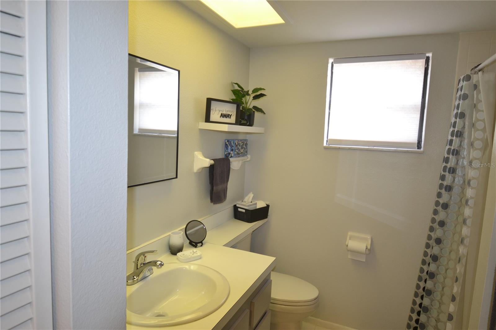 Image 34 of 43 For 284 Woodlake Wynde