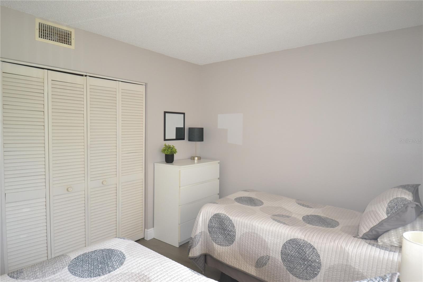 Image 37 of 43 For 284 Woodlake Wynde