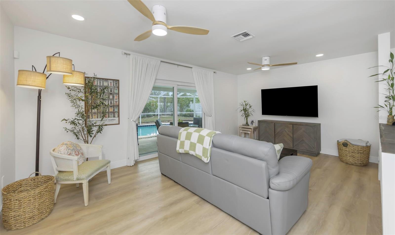 Listing photo id 8 for 8909 118th Way