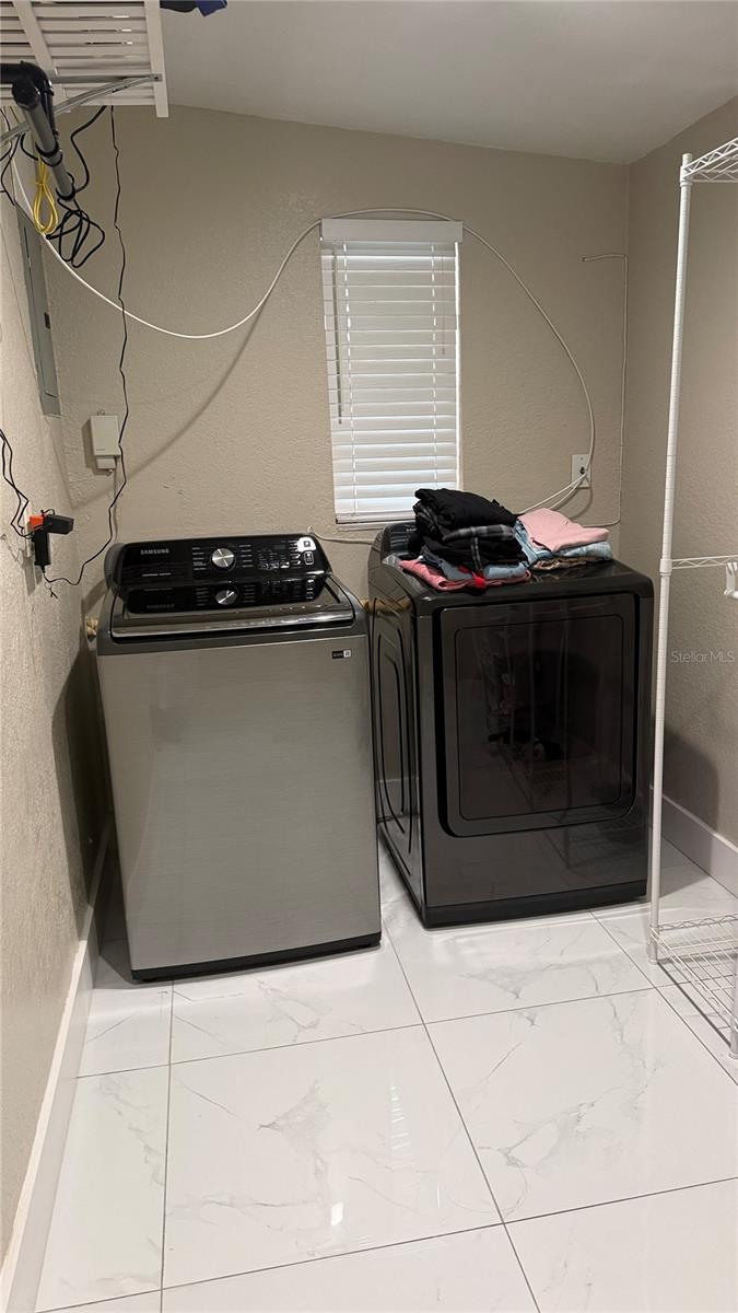 Listing photo id 11 for 2106 Cluster Avenue