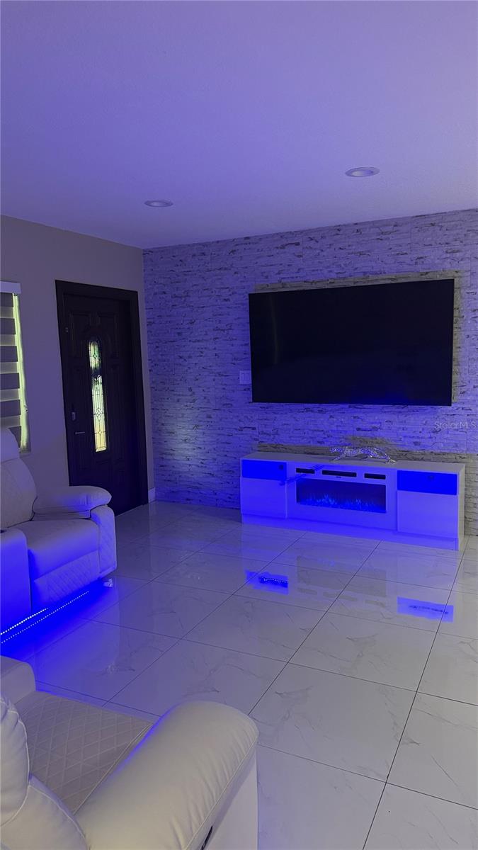 Listing photo id 1 for 2106 Cluster Avenue