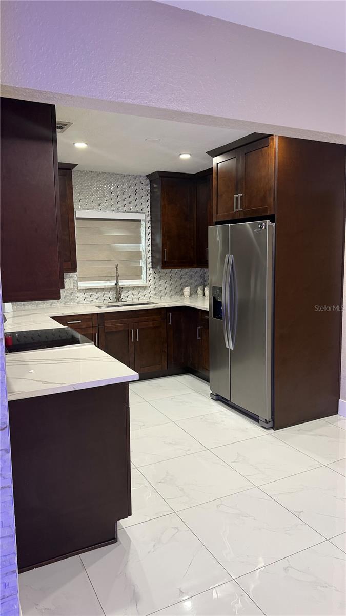 Listing photo id 3 for 2106 Cluster Avenue