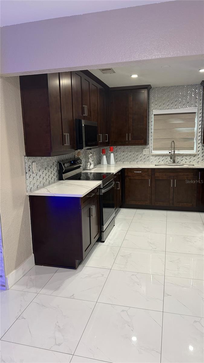 Listing photo id 4 for 2106 Cluster Avenue