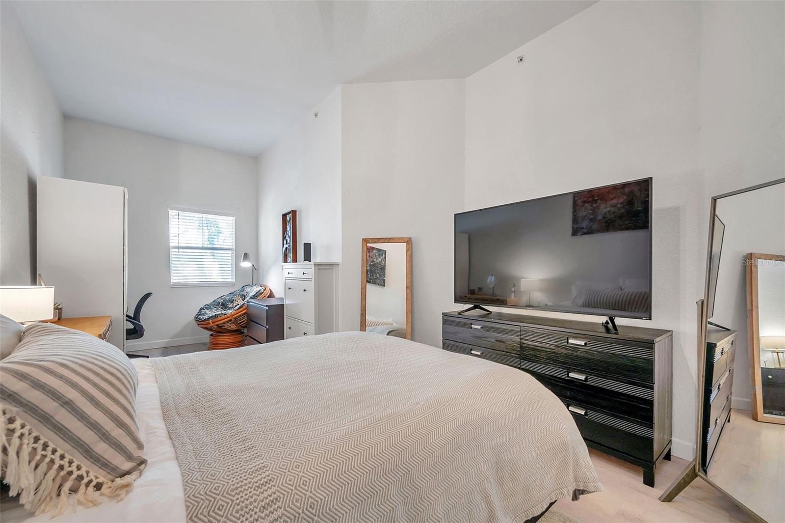 Image 23 of 37 For 520 Armenia Avenue 1233