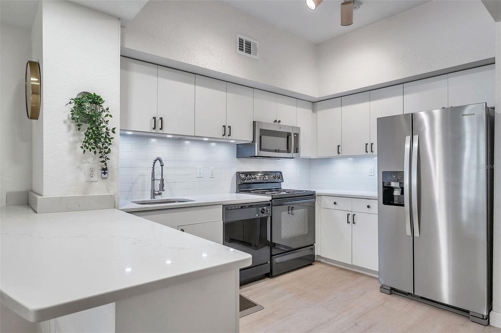 Image 6 of 37 For 520 Armenia Avenue 1233