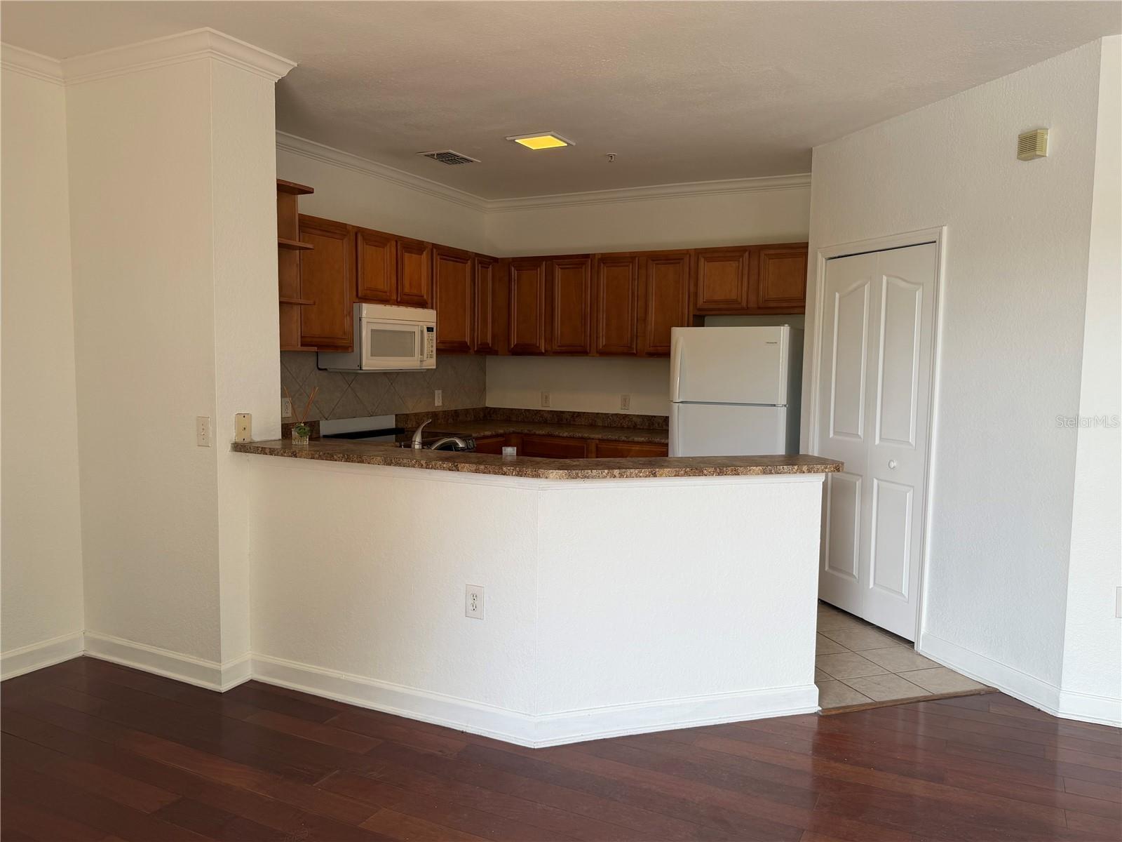 Image 8 of 32 For 6117 Metrowest Boulevard 107