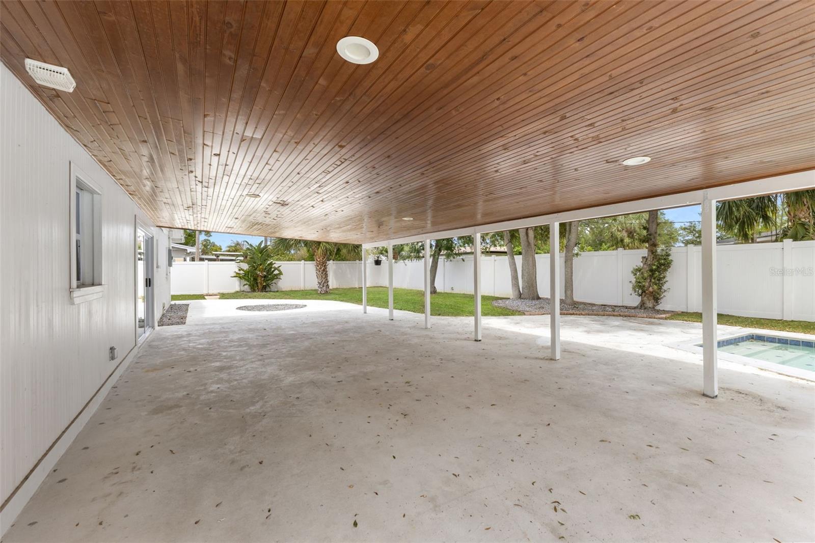 Listing photo id 25 for 4610 Shamrock Road