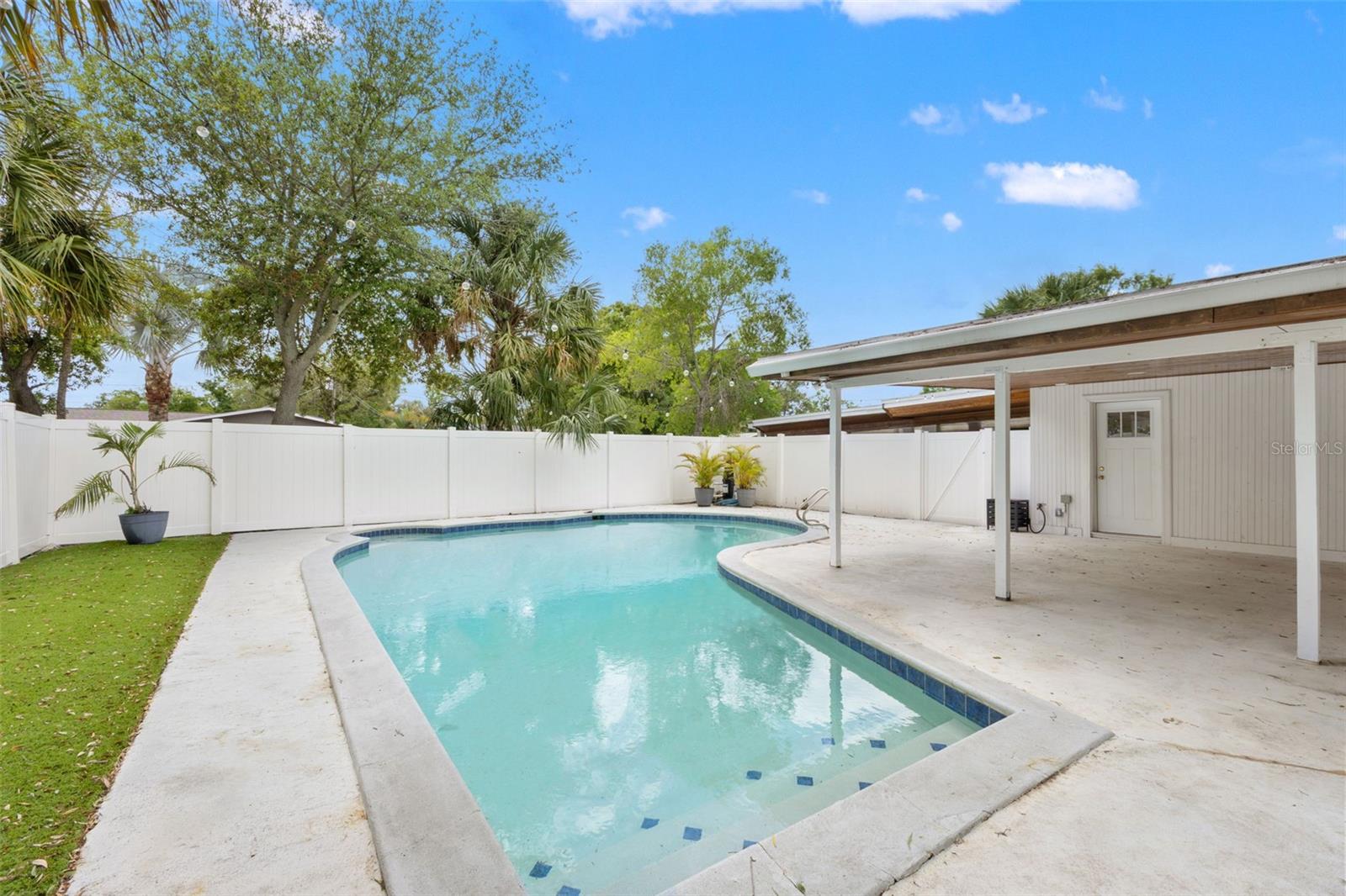 Listing photo id 33 for 4610 Shamrock Road