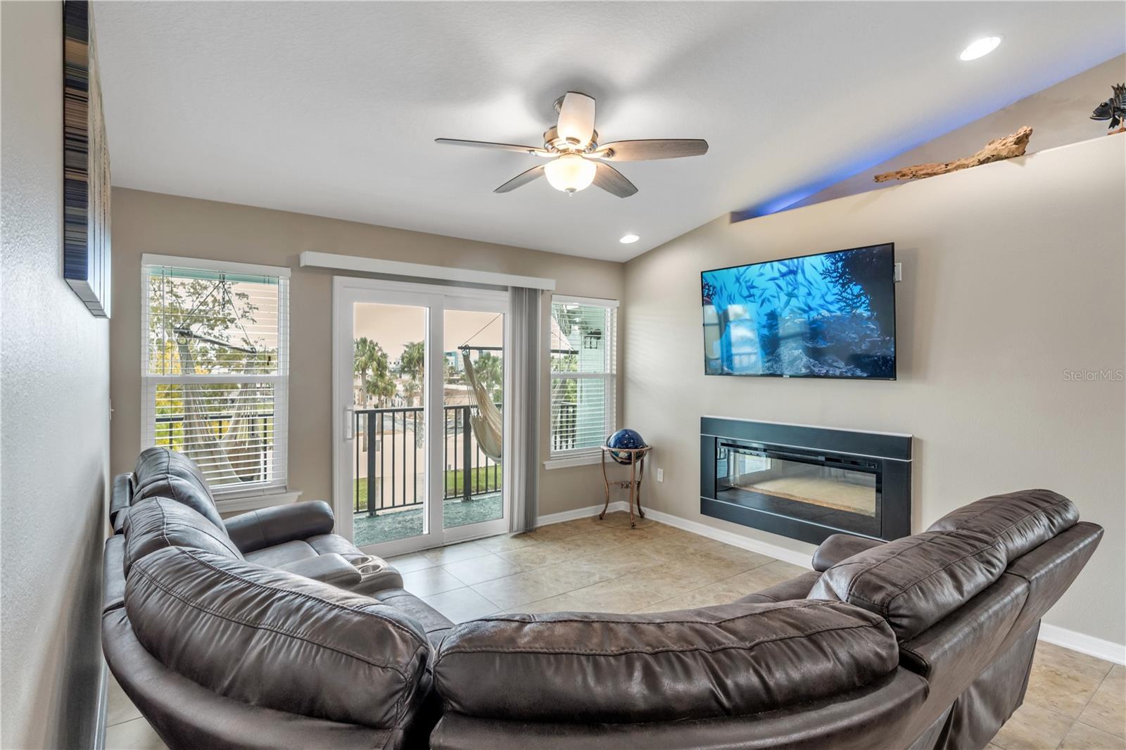 Image 15 of 37 For 6420 Banyan Boulevard 303