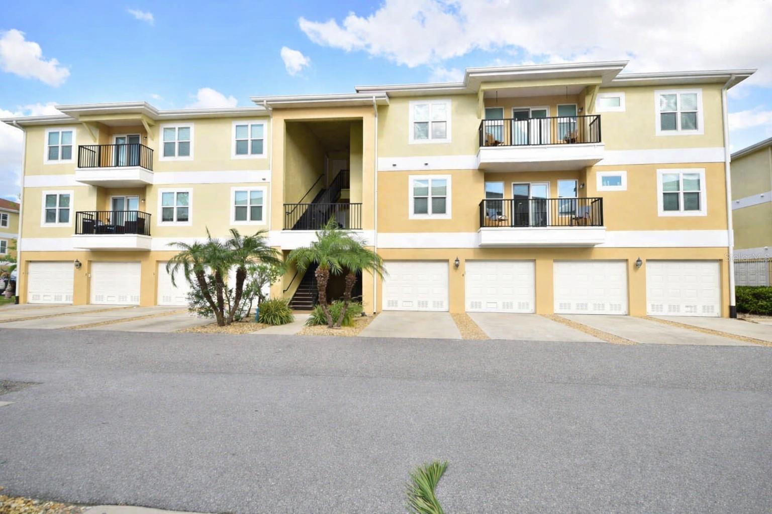 Image 2 of 37 For 6420 Banyan Boulevard 303