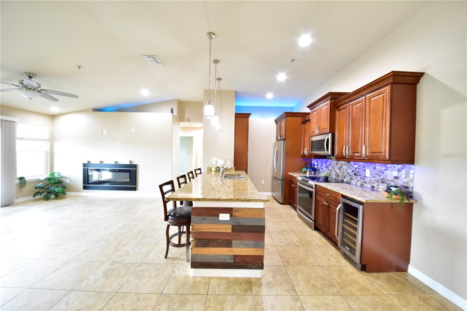 Image 5 of 37 For 6420 Banyan Boulevard 303