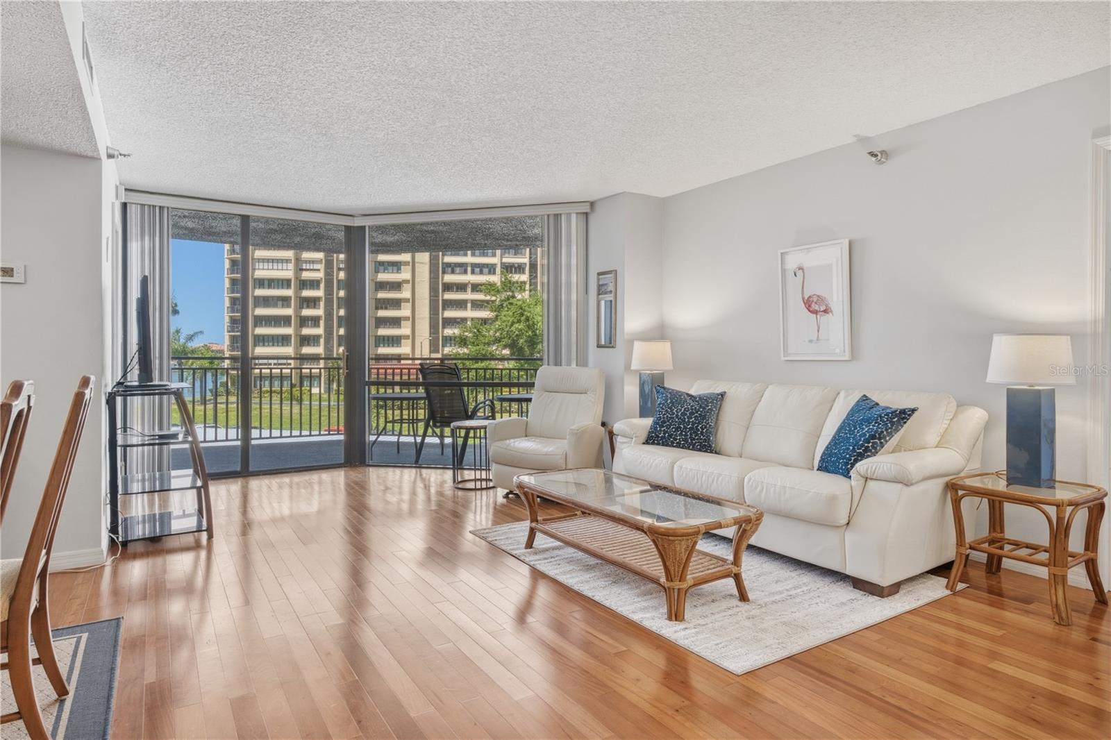 Image 11 of 43 For 690 Island Way 307