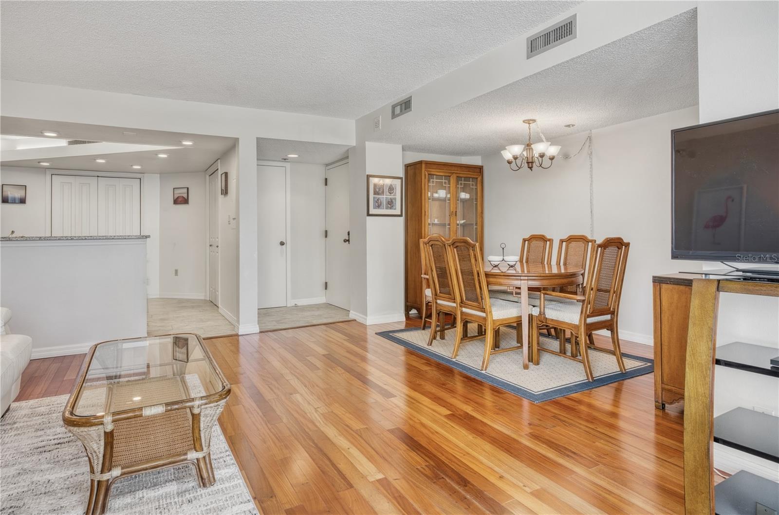 Image 15 of 43 For 690 Island Way 307