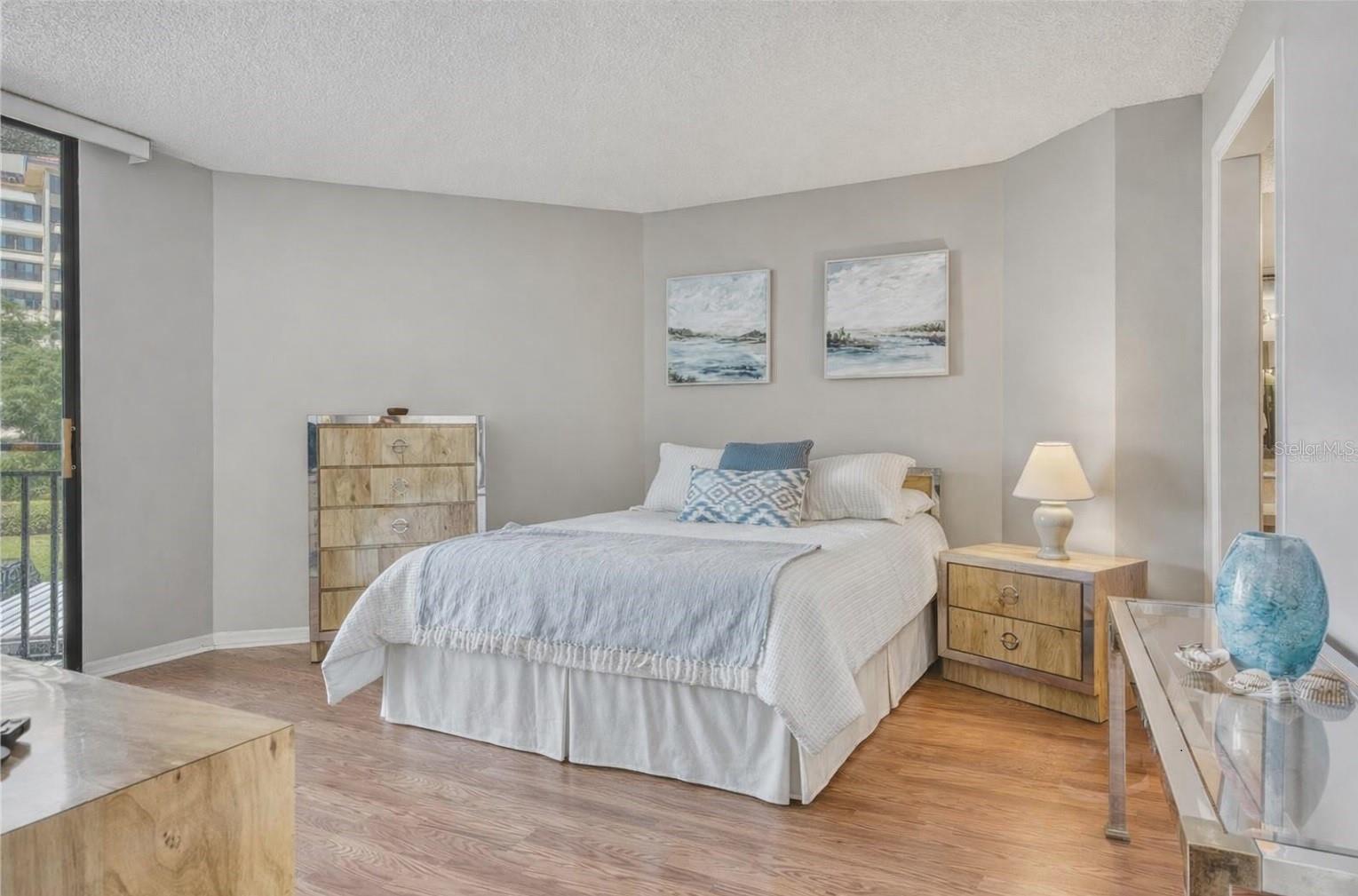 Image 17 of 43 For 690 Island Way 307