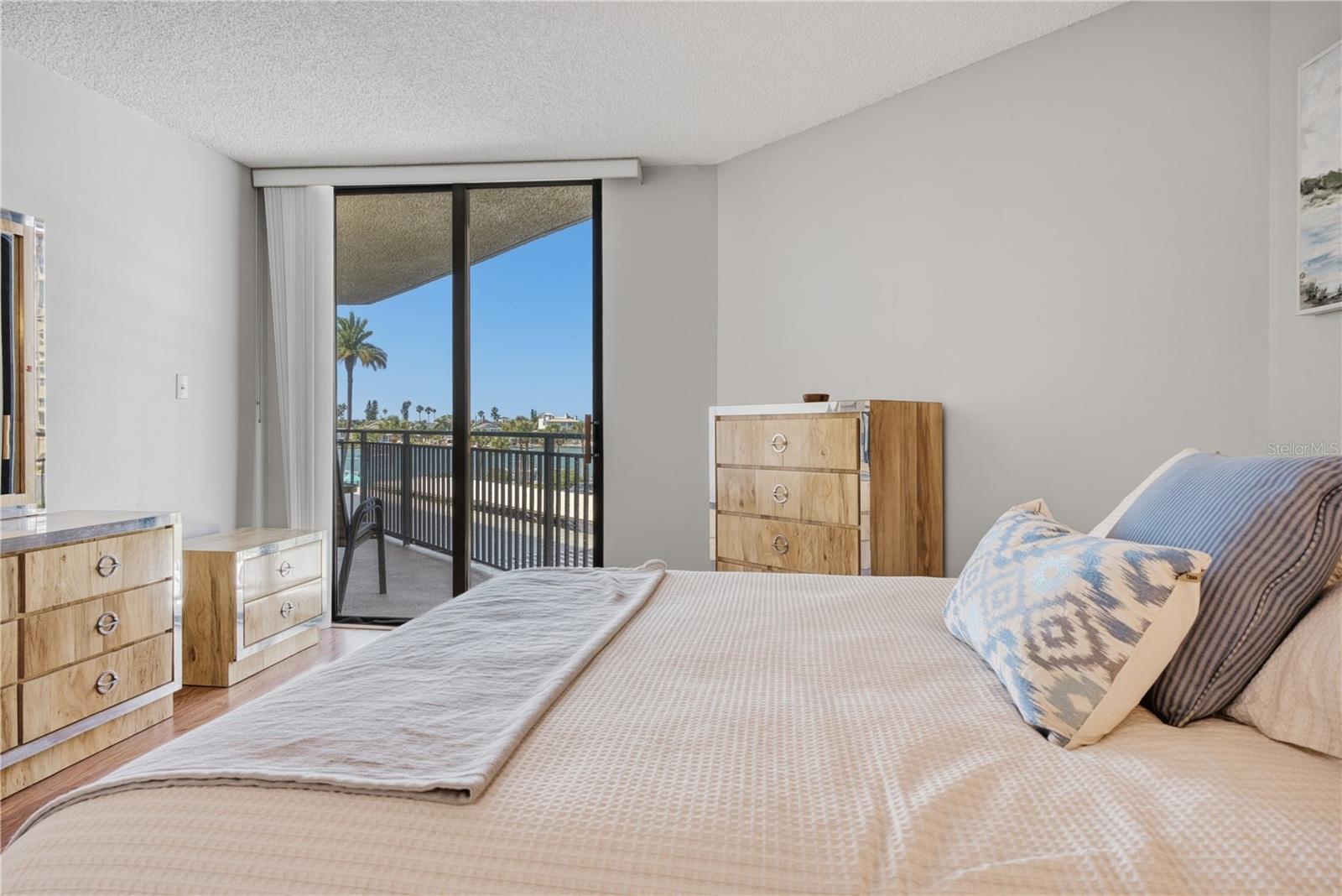 Image 18 of 43 For 690 Island Way 307