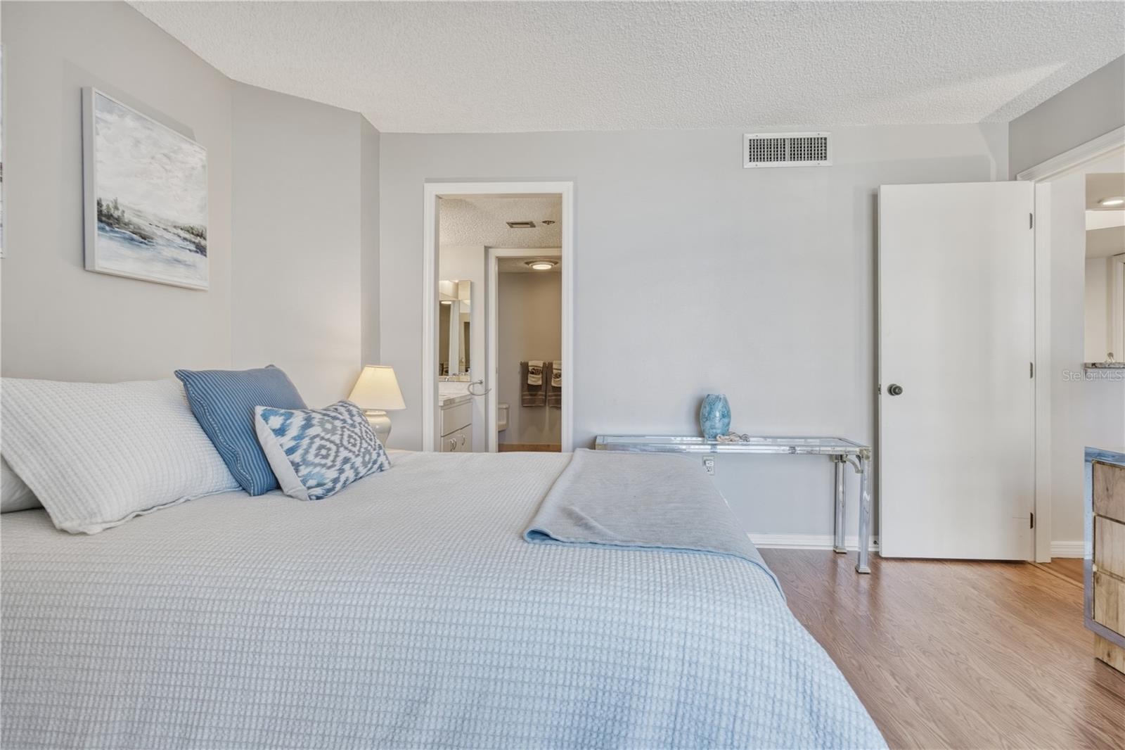 Image 19 of 43 For 690 Island Way 307