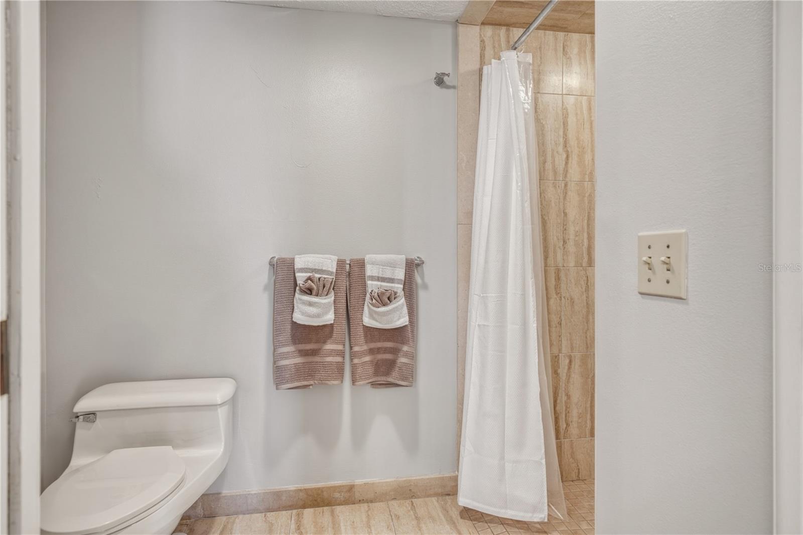 Image 21 of 43 For 690 Island Way 307