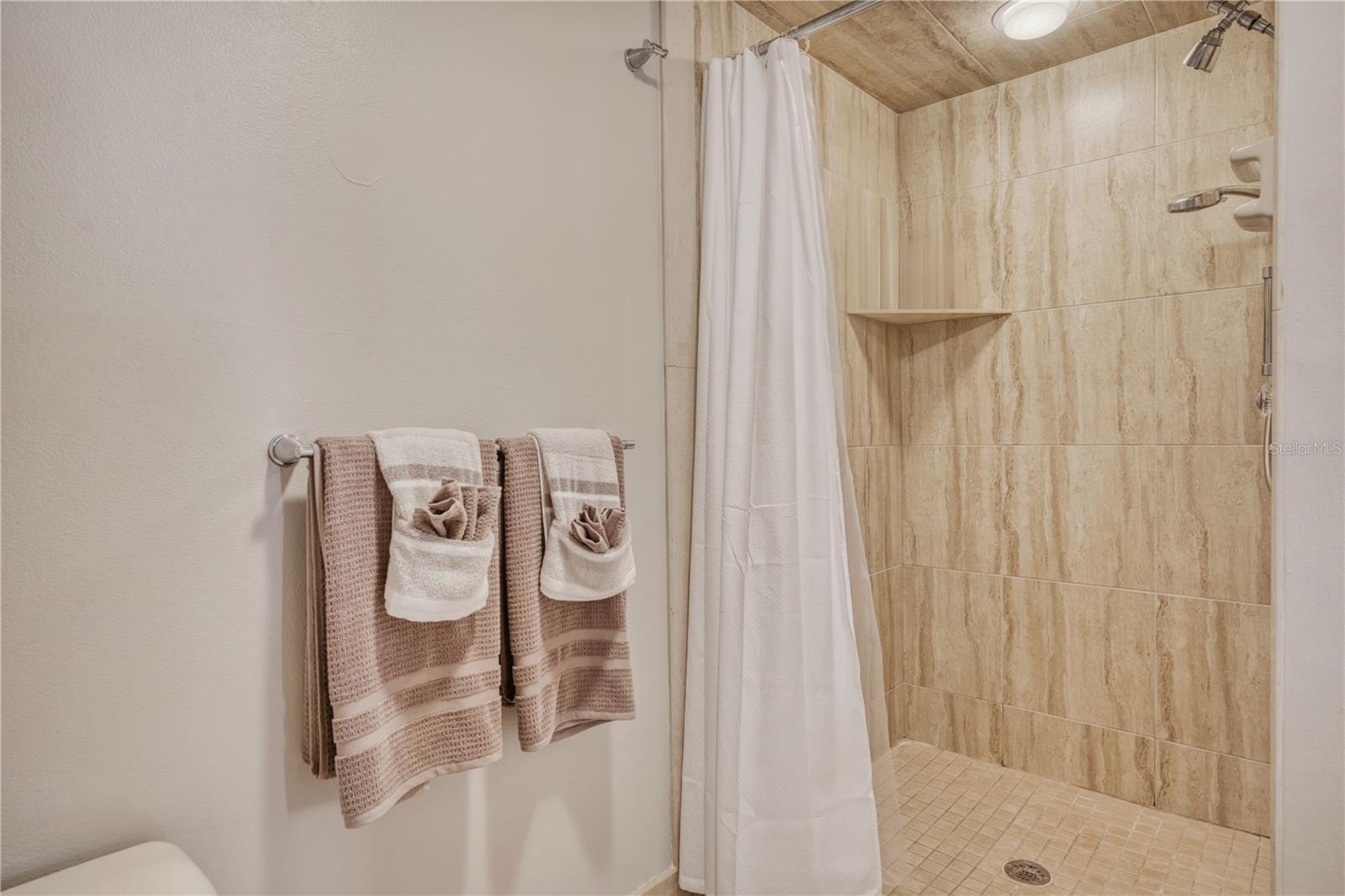 Image 22 of 43 For 690 Island Way 307