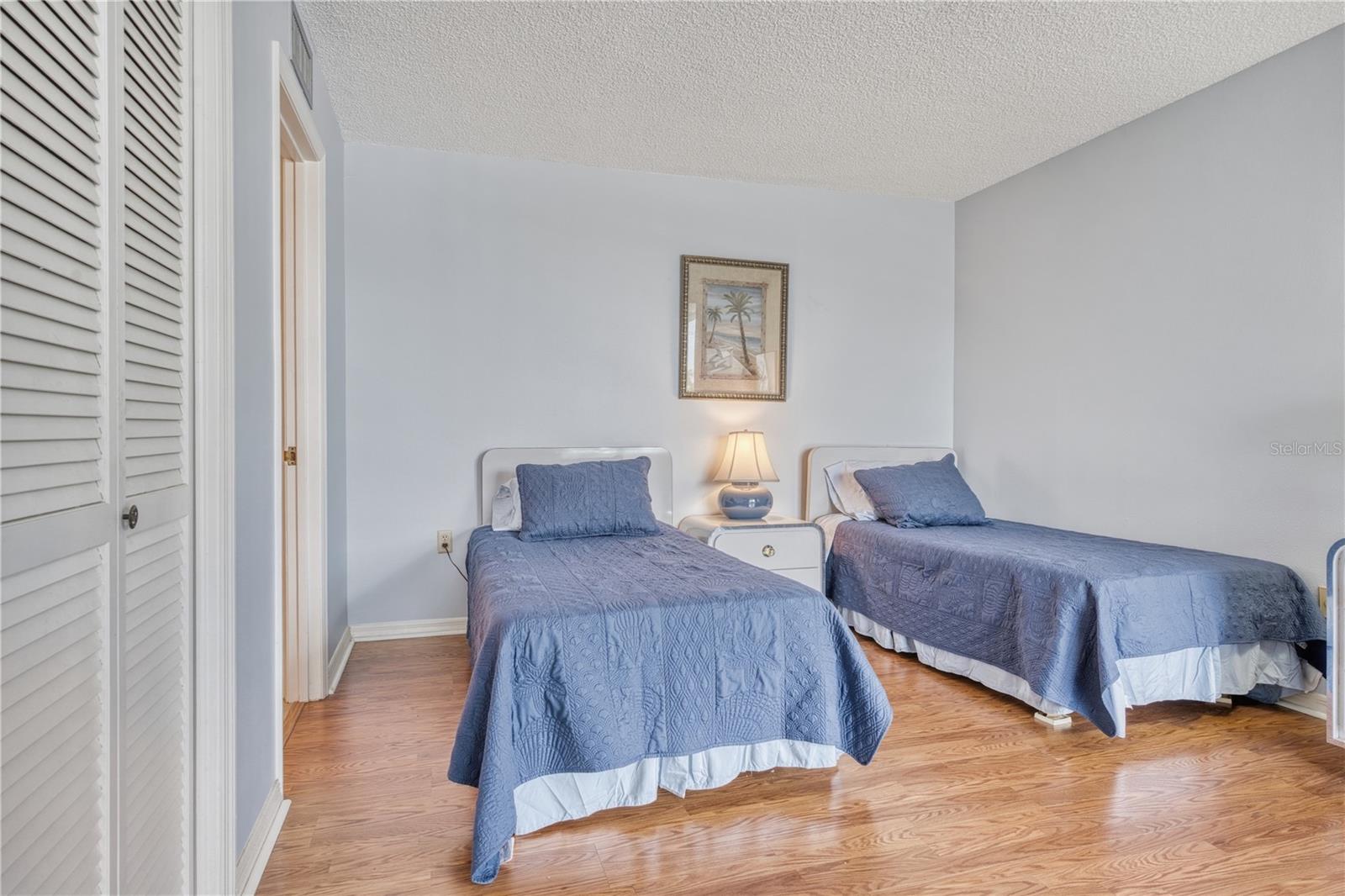 Image 23 of 43 For 690 Island Way 307