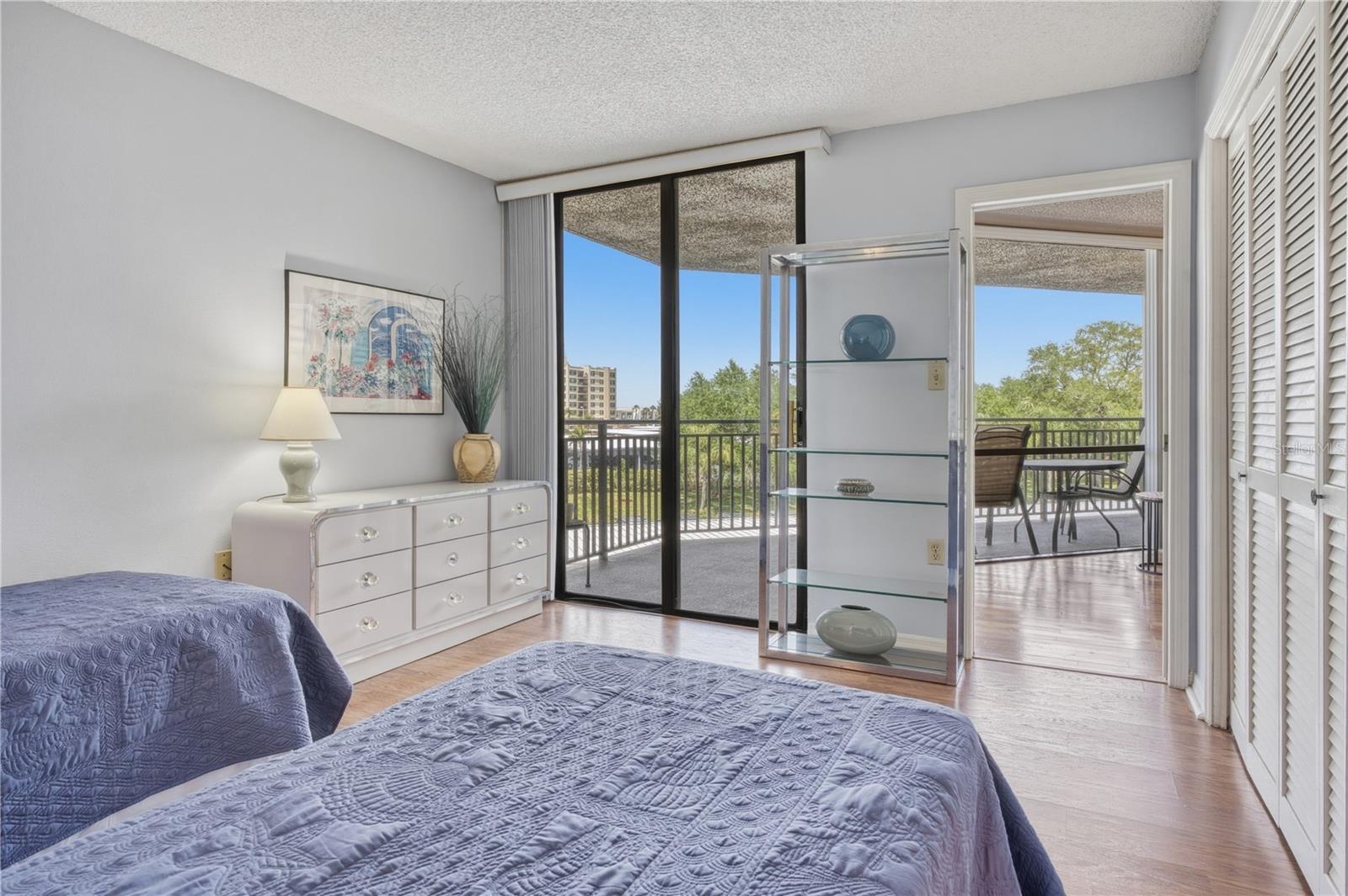 Image 24 of 43 For 690 Island Way 307