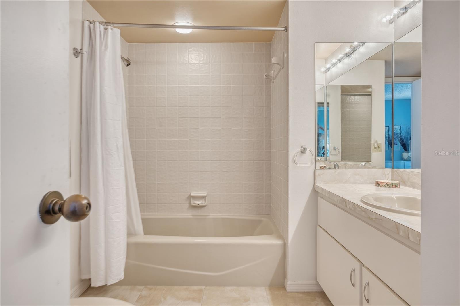 Image 25 of 43 For 690 Island Way 307