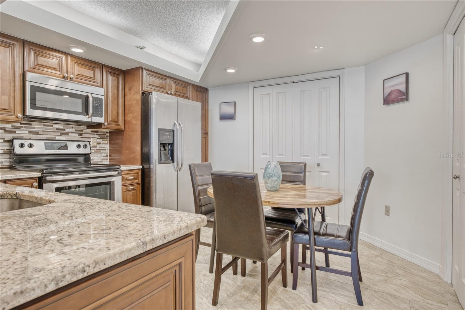 Image 5 of 43 For 690 Island Way 307