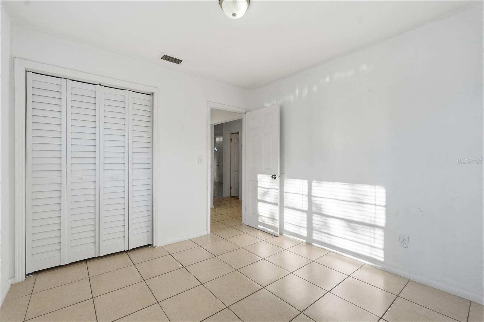 Image 12 of 24 For 519 Hampton Avenue