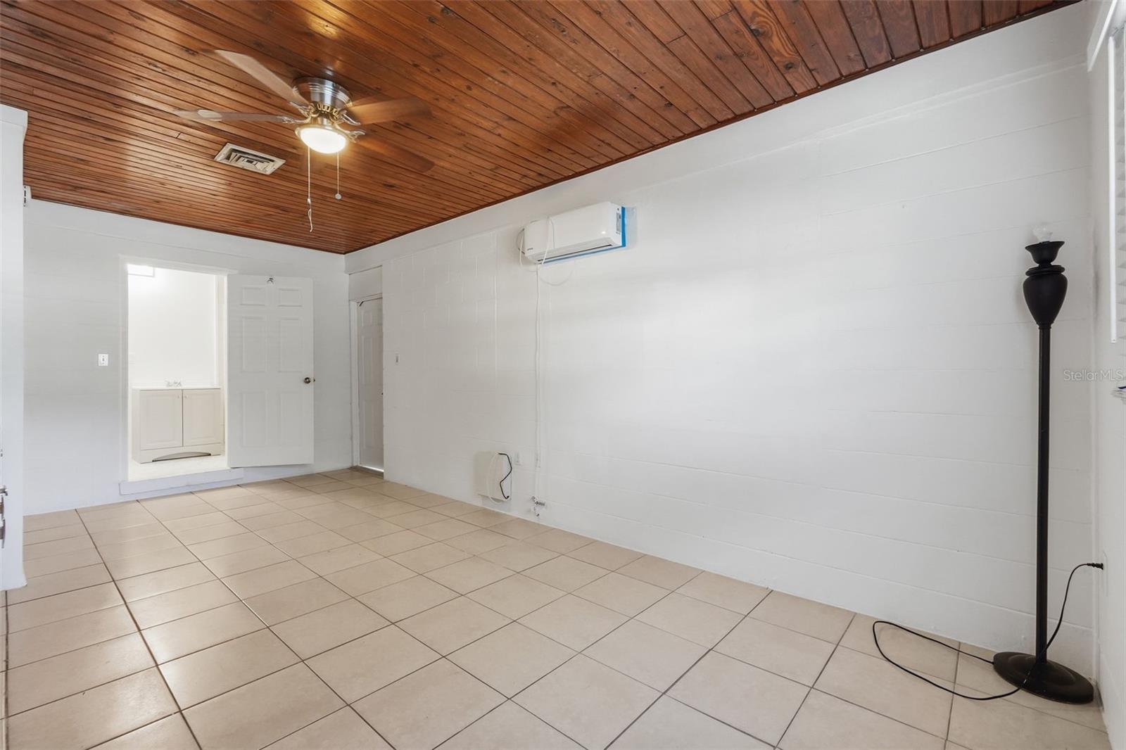 Image 20 of 24 For 519 Hampton Avenue