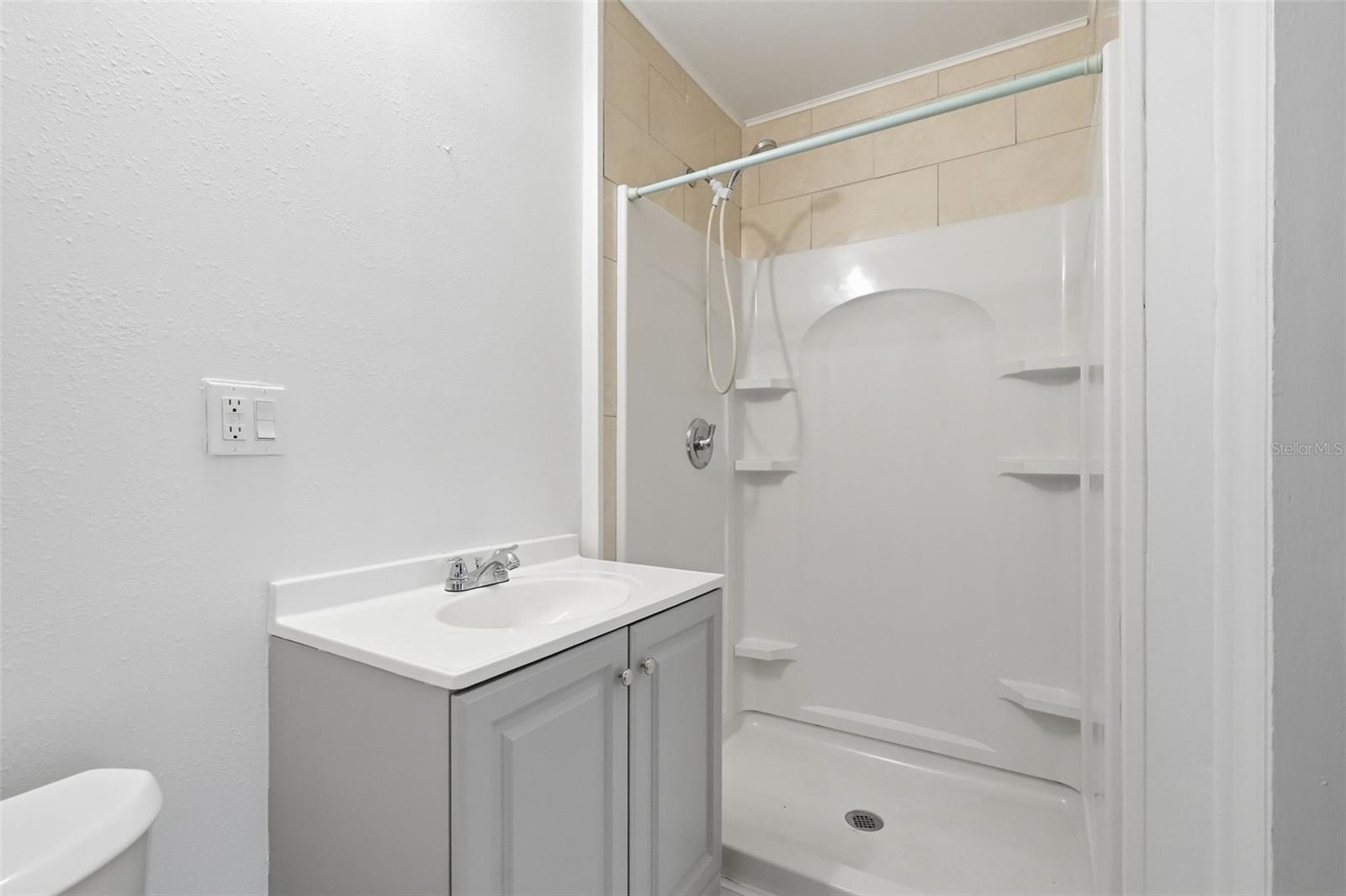 Image 21 of 24 For 519 Hampton Avenue