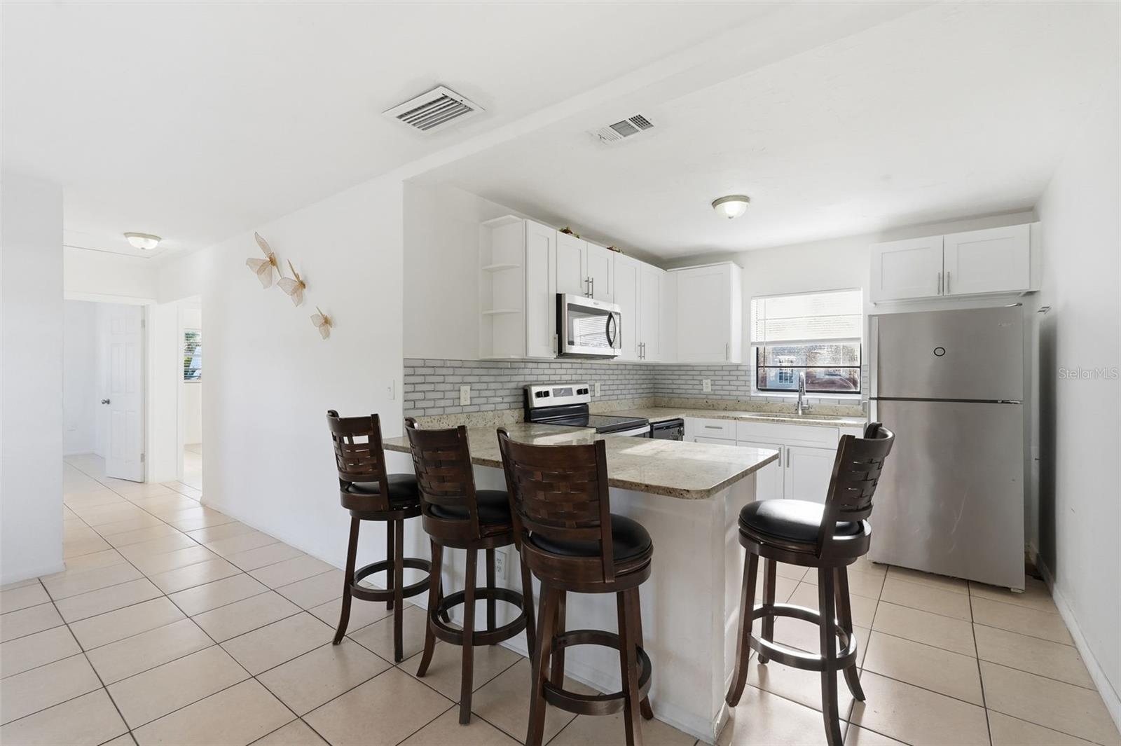 Image 3 of 24 For 519 Hampton Avenue